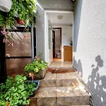 Cosy Central Hideaway Home 콘스탄차